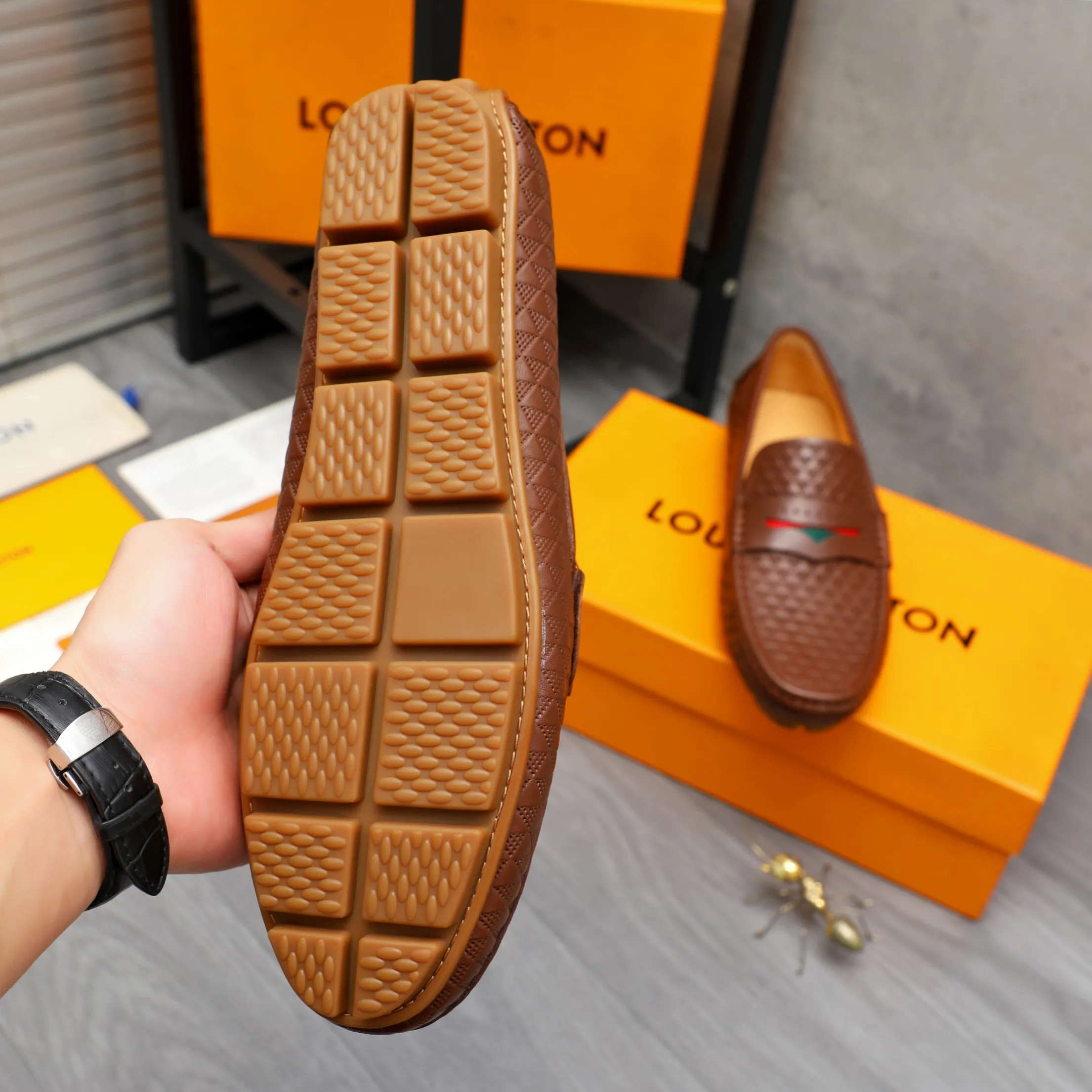 Men's shoes 💰360 Product trademark: LV "Louis Vuitton" casual slip-on men's shoes Regular size: 38-45 Product material: Selected embossed cowhide upper, pigskin lining, rubber outsole